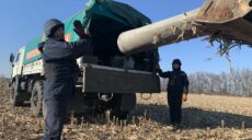 У ДСНС показали, як вивезли залишки ракети С-300 з поля на Харківщині (фото)