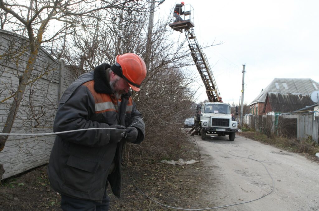 60% поселка Слатино под Харьковом, обесточенного с марта, — уже со светом