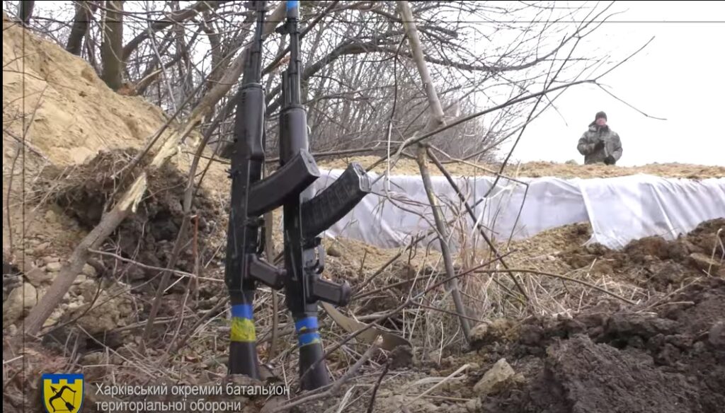 Бліндажі, сухпаї та домашня живність: Харківська ТрО показала свої будні