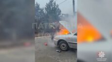 «Горит авто»: в Харькове копы помогли потушить пожар в машине (видео)