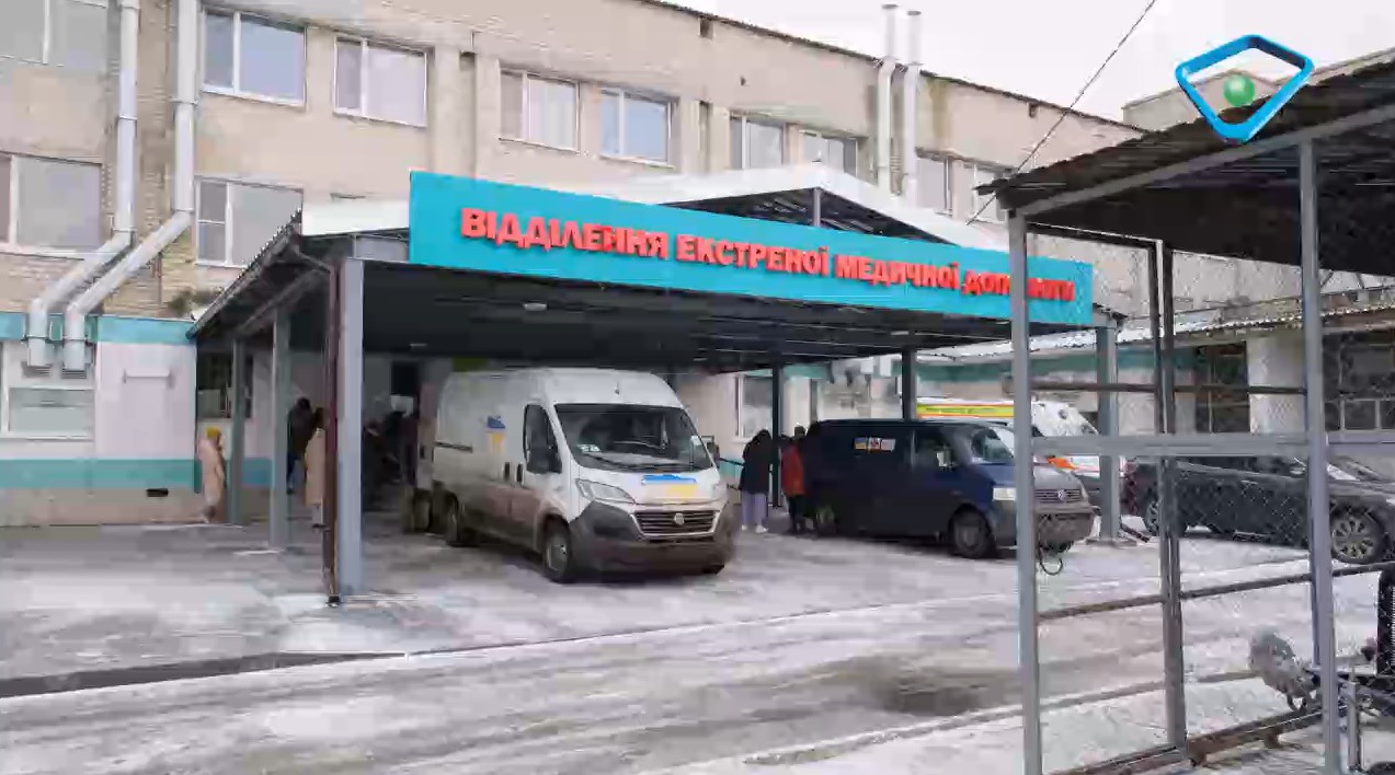 Больница Волчанска работает и спасает людей под ежедневными обстрелами (сюжет)