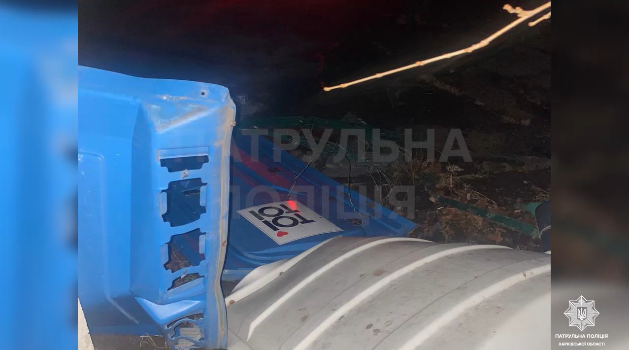 На Салтовке пьяный водитель протаранил биотуалеты, убегая от копов (видео)