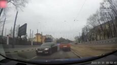 У Харкові п’яна безправна водійка проїхала “зустрічкою” перед копами (відео)