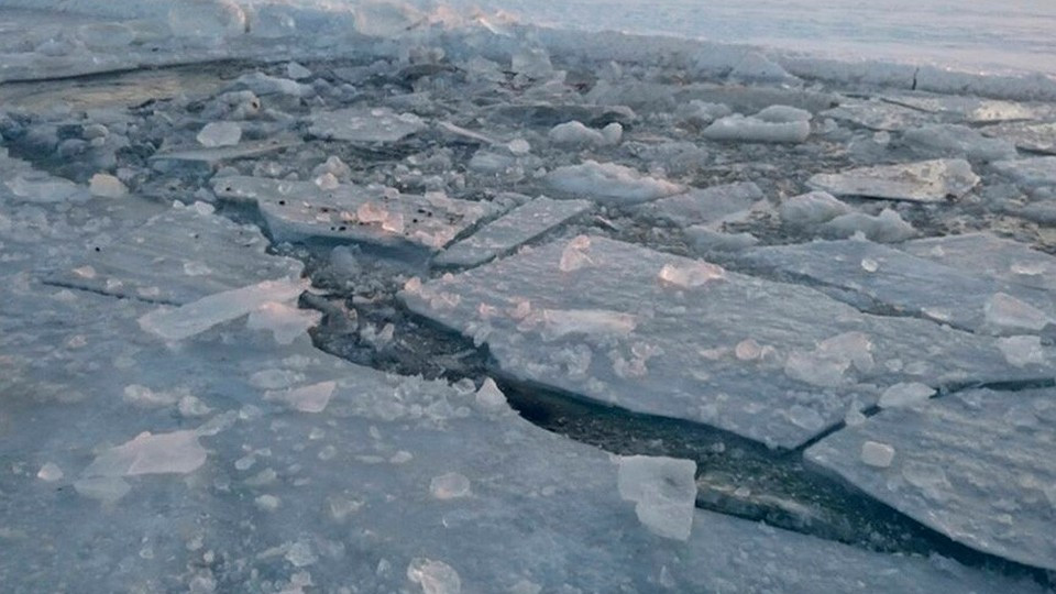 В Харькове прохожие спасли подростка, который провалился под лед на реке