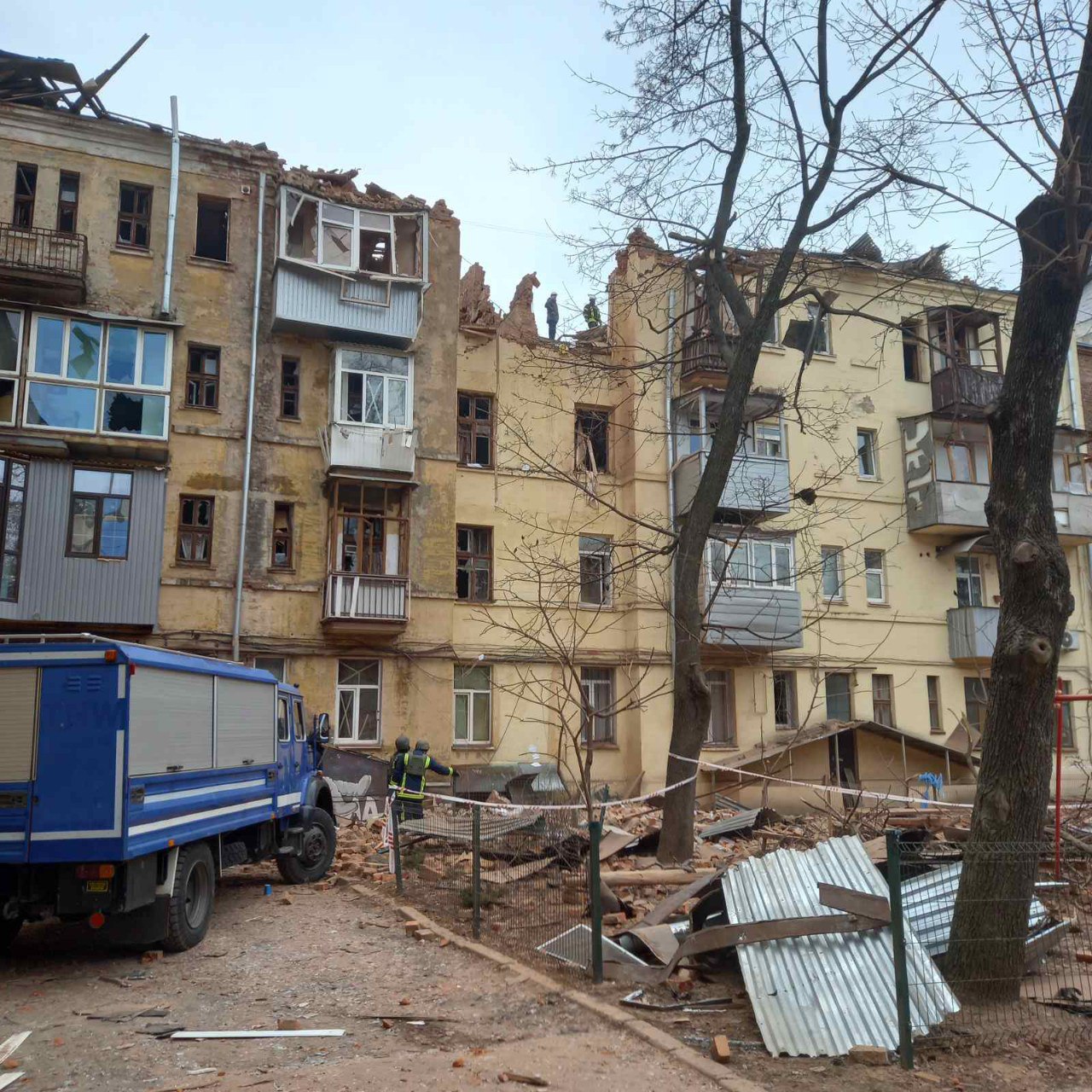 В доме, пострадавшем от ночных обстрелов Харькова, ремонтируют водоснабжение