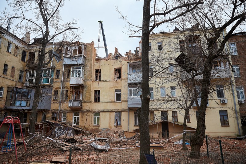 У будинку в центрі Харкова, що пошкоджений через обстріл ракетою, дали тепло