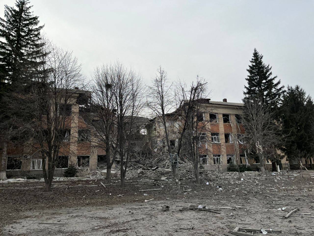 Синегубов: армия рф обстреляла Купянск, разрушила автотранспортный колледж