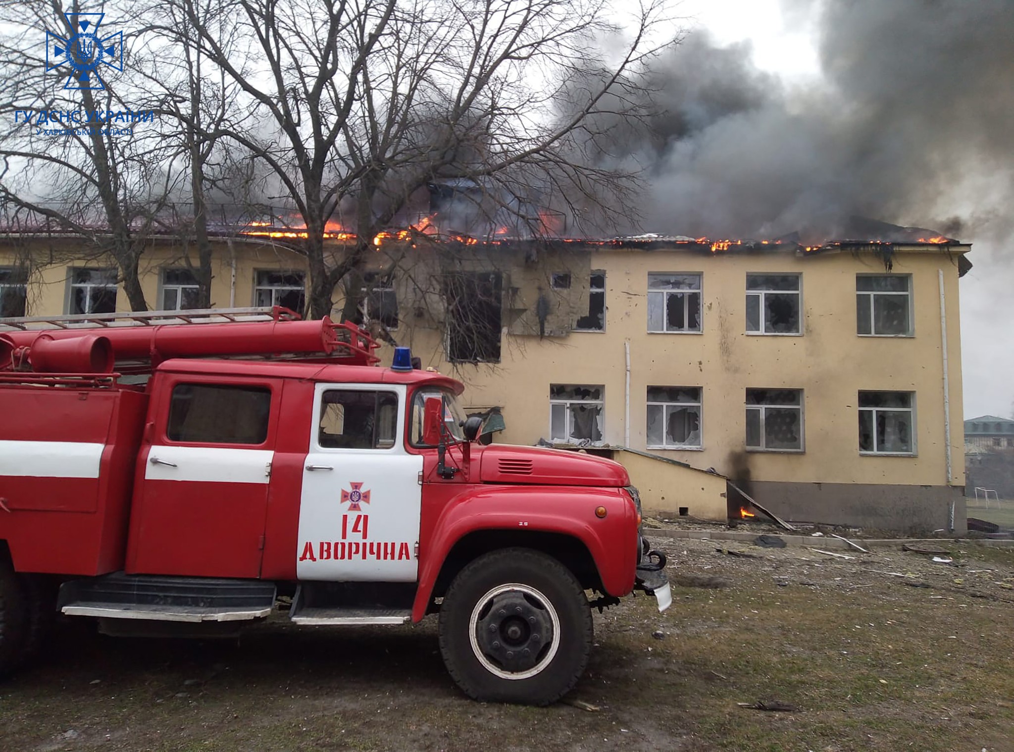 На Харьковщине россияне ударили из артиллерии по лицею, произошел пожар – ГСЧС