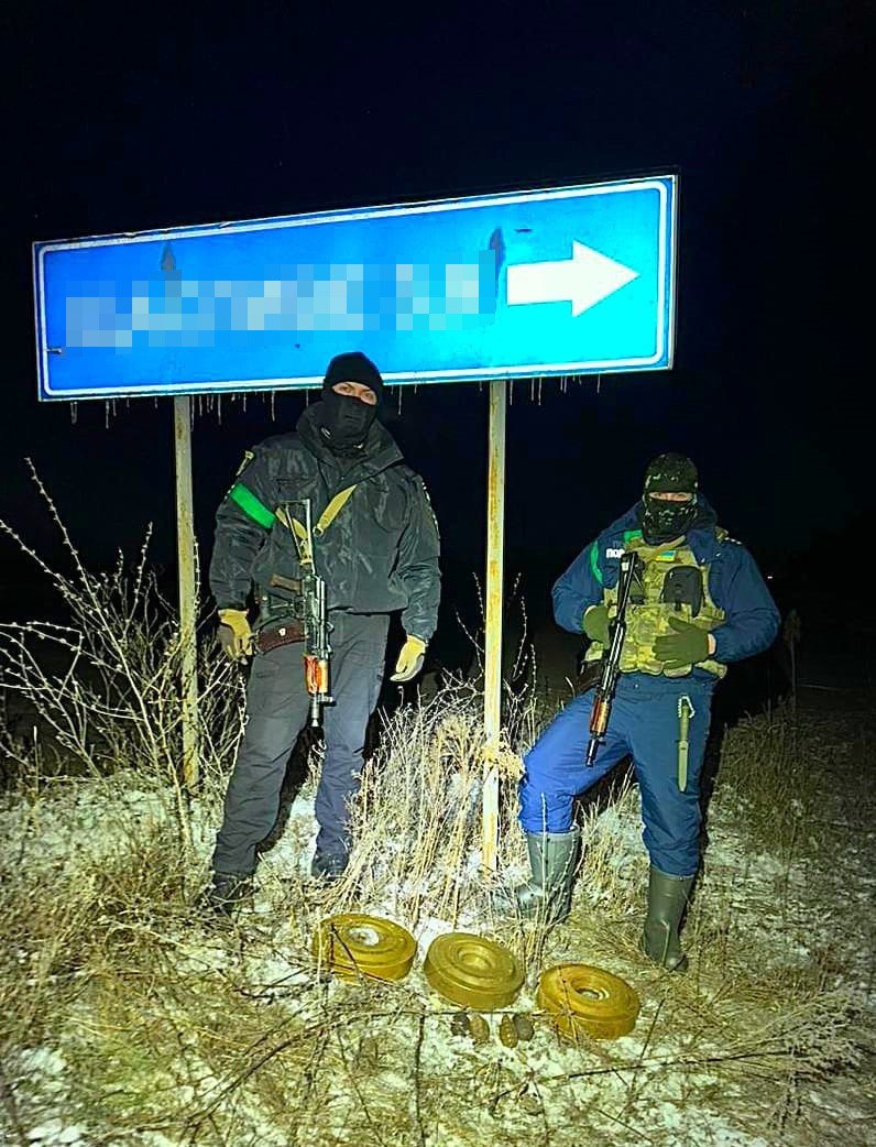 На Харківщині поліцейські знайшли протитанкові міни на узбіччі дороги