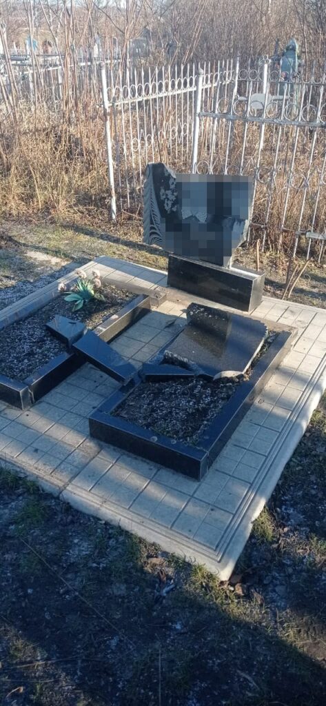 На Харьковщине мужчина разбил могилы односельчан на кладбище