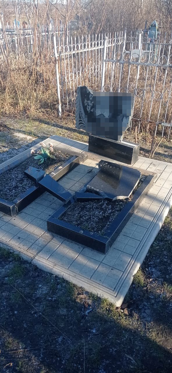 На Харківщині чоловік потрощив могили односельців на цвинтарі