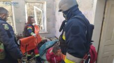 На Харьковщине спасатели вытащили женщину с инвалидностью из разрушенного дома