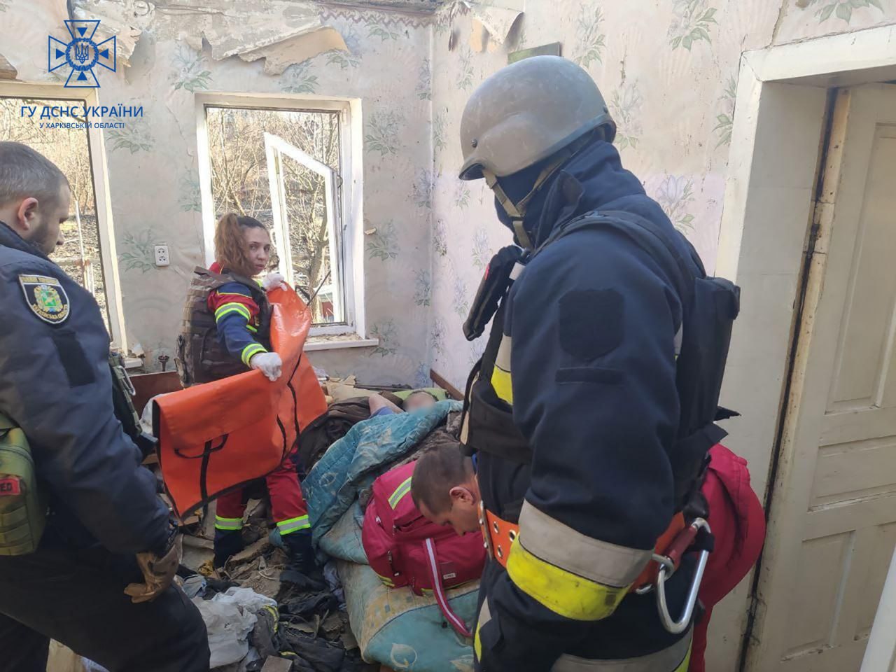 На Харьковщине спасатели вытащили женщину с инвалидностью из разрушенного дома