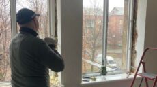 В Холодногорском районе завершают замену поврежденных обстрелами окон (фото)