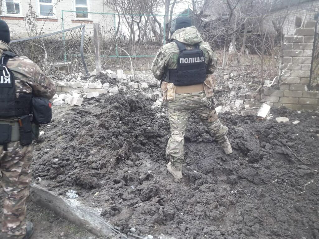 Разбиты дома, двое ранены: полиция Харьковщины показала последствия обстрелов