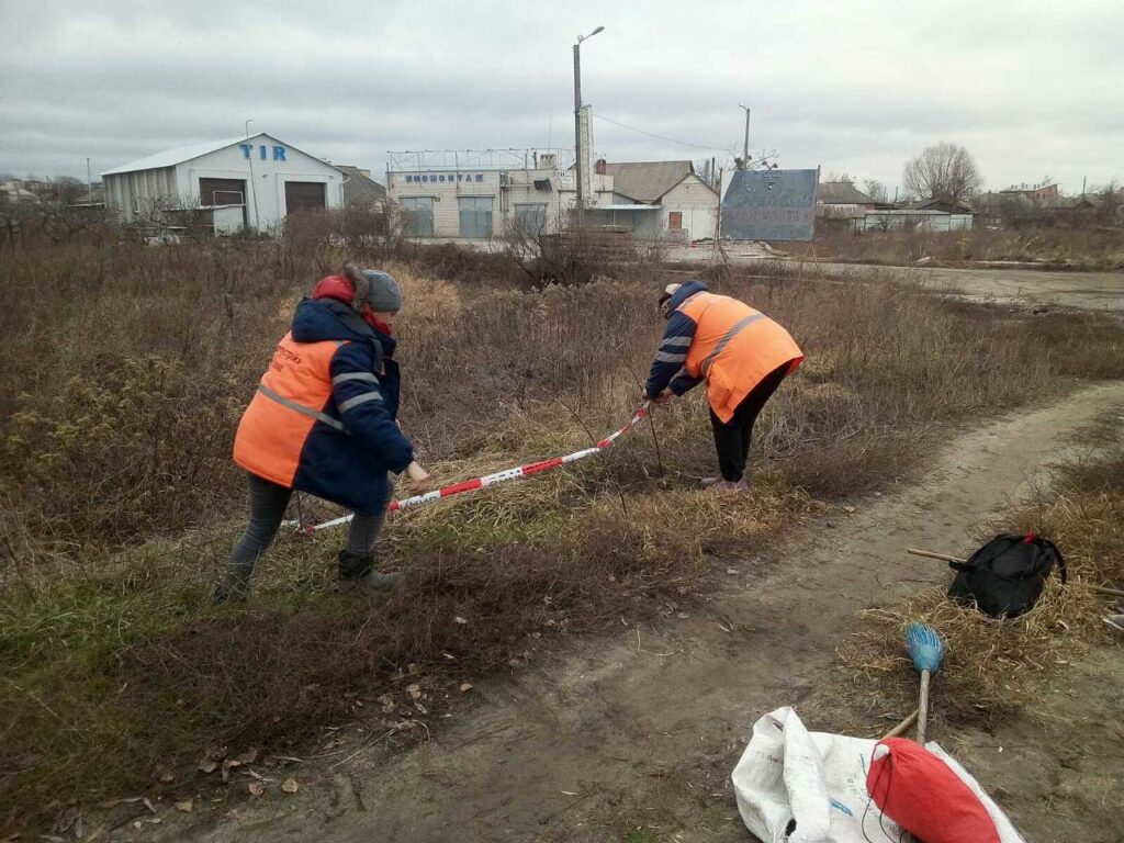 У місті на Харківщині двірники знайшли міни на зупинці транспорту