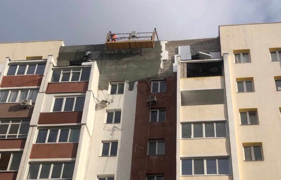Как отстраивают разбитые дома на улице Драгоманова и проспекте Гагарина (фото)