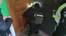 В Харькове патрульные взломали дверь, чтобы вызволить женщину (фото)