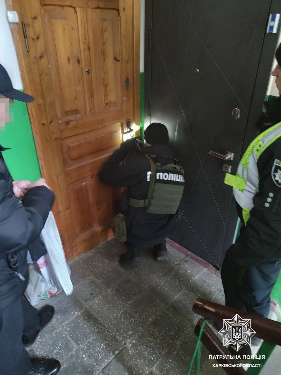 У Харкові патрульні зламали двері, щоб визволити жінку (фото)