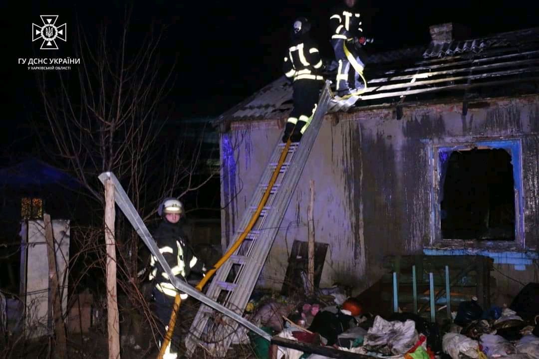Бійці ДСНС гасили палаючий будинок у Харкові та виявили труп (фото)