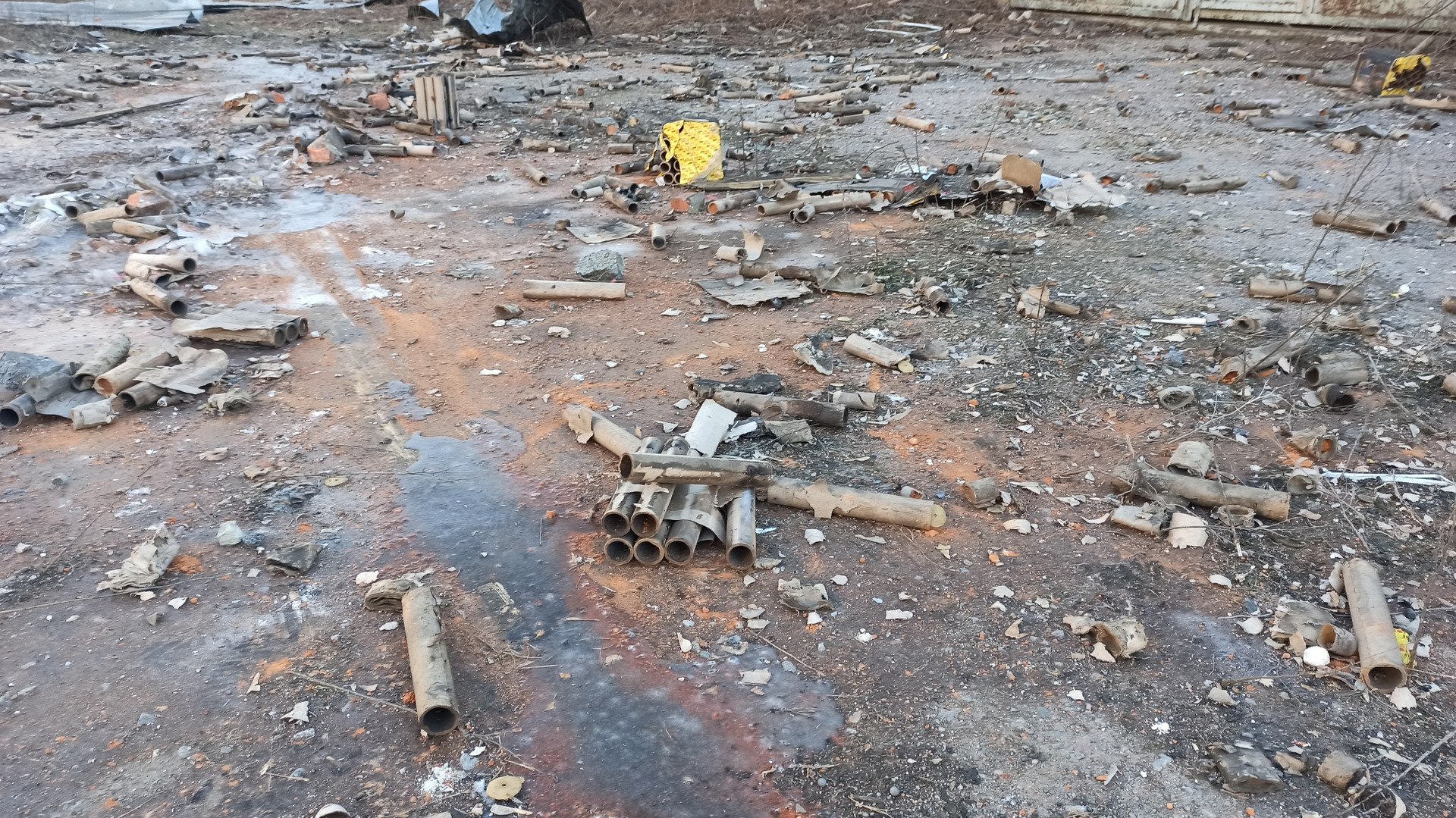 Остатки пиротехники после взрывов в Харькове 11 января