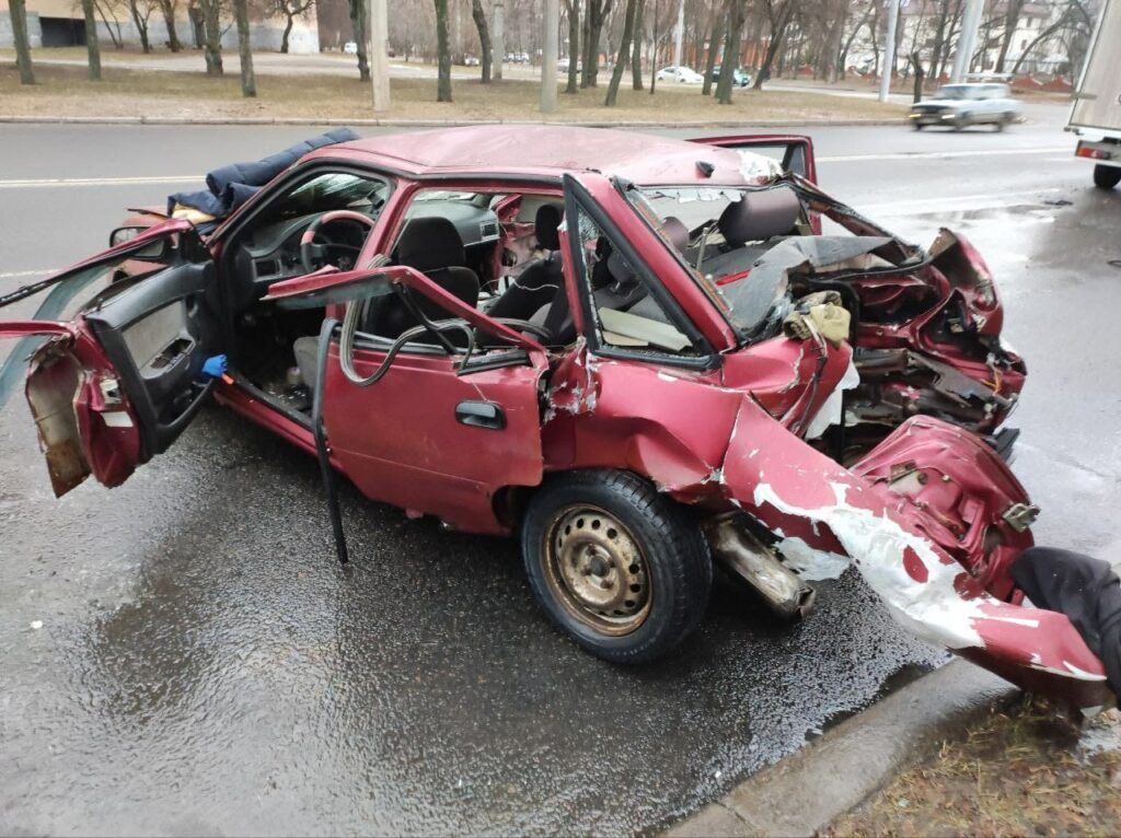 Водитель Daewoo устроил тройное ДТП на Героев Сталинграда и уехал в больницу