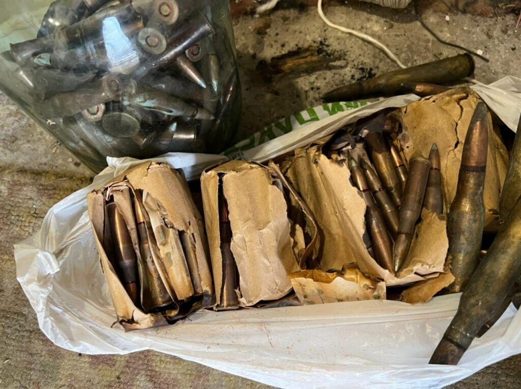 Сотні набоїв і гранати відібрали поліцейські у жителя передмістя Харкова