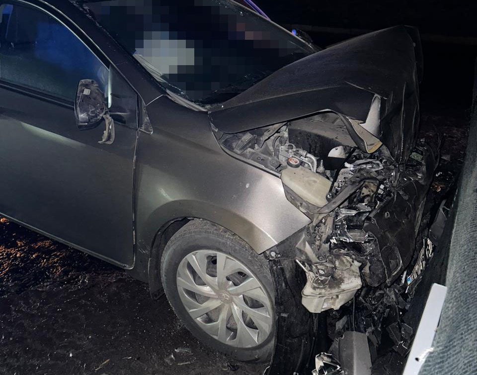 В Харькове водитель Toyota врезался в бетонные блоки на дороге и погиб (фото)