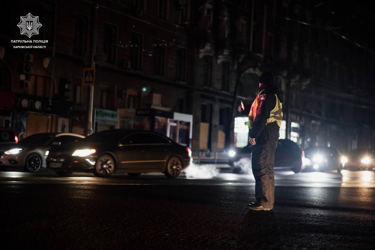 Харьков без света: на дороги вышли копы-регулировщики (фото)