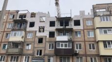 В Харькове отстраивают дом, в котором из-за обстрела рухнуло несколько этажей