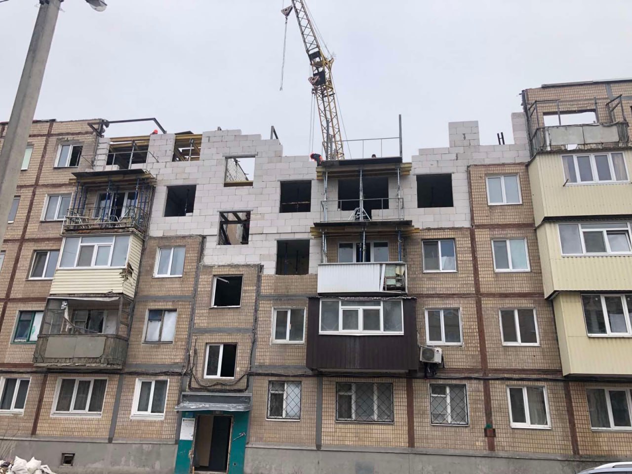 В Харькове отстраивают дом, в котором из-за обстрела рухнуло несколько этажей