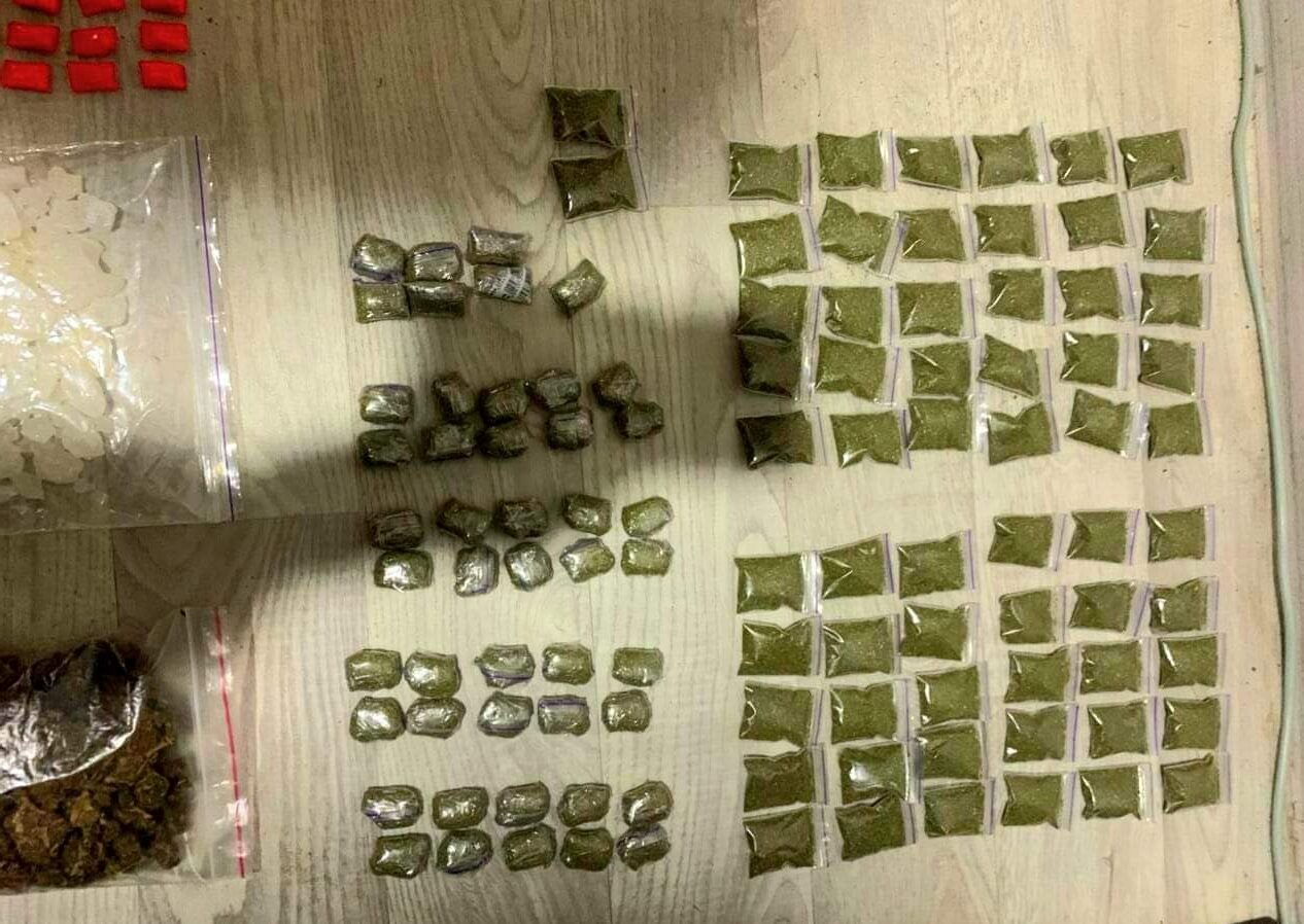 Злісного “закладника” спіймали на Салтівці: вилучено 600 наркозгортків (фото)