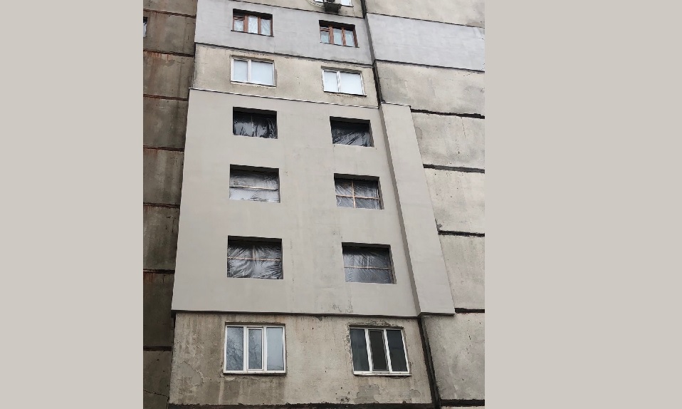 У Харкові відновили стіни будинку, де обстрілом знесло два поверхи (фото)