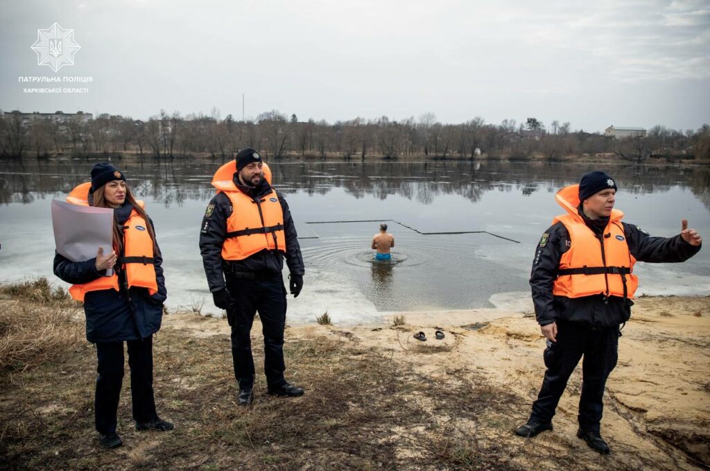 Харків’яни занурюються на Водохреще під наглядом копів і бійців ДСНС (фото)