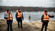 Харків’яни занурюються на Водохреще під наглядом копів і бійців ДСНС (фото)