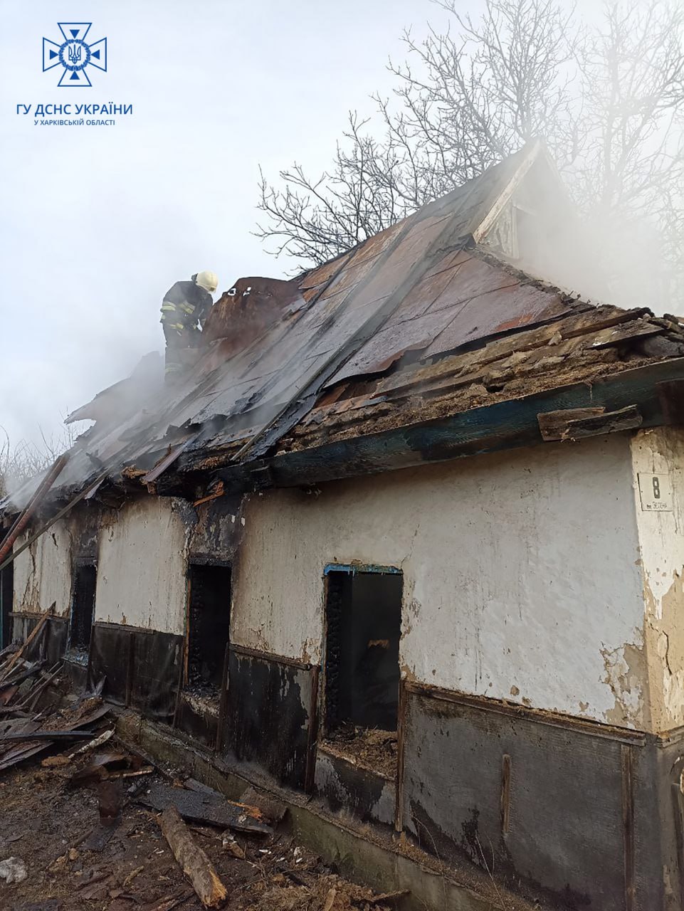Згорілий будинок у селі на Харківщині 4