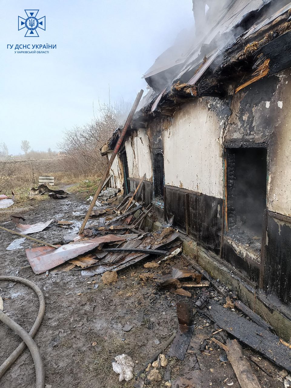 Згорілий будинок у селі на Харківщині 3