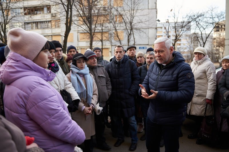 Терехов встретился с жителями разрушенного дома в Харькове