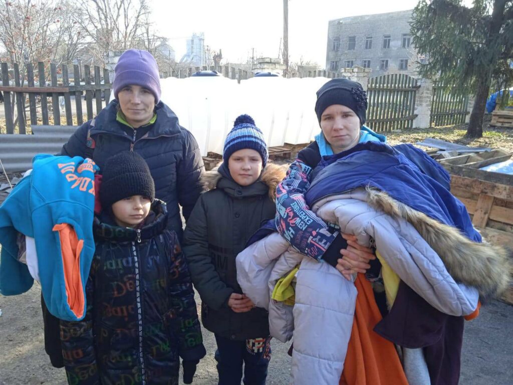 Теплую одежду и одеяла собирает парк Горького для пострадавших от войны (фото)