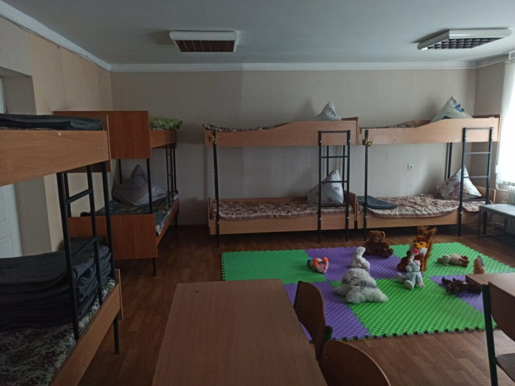 Ігрова кімната та “пункт незламності”: як живуть переселенці в Харкові (фото)