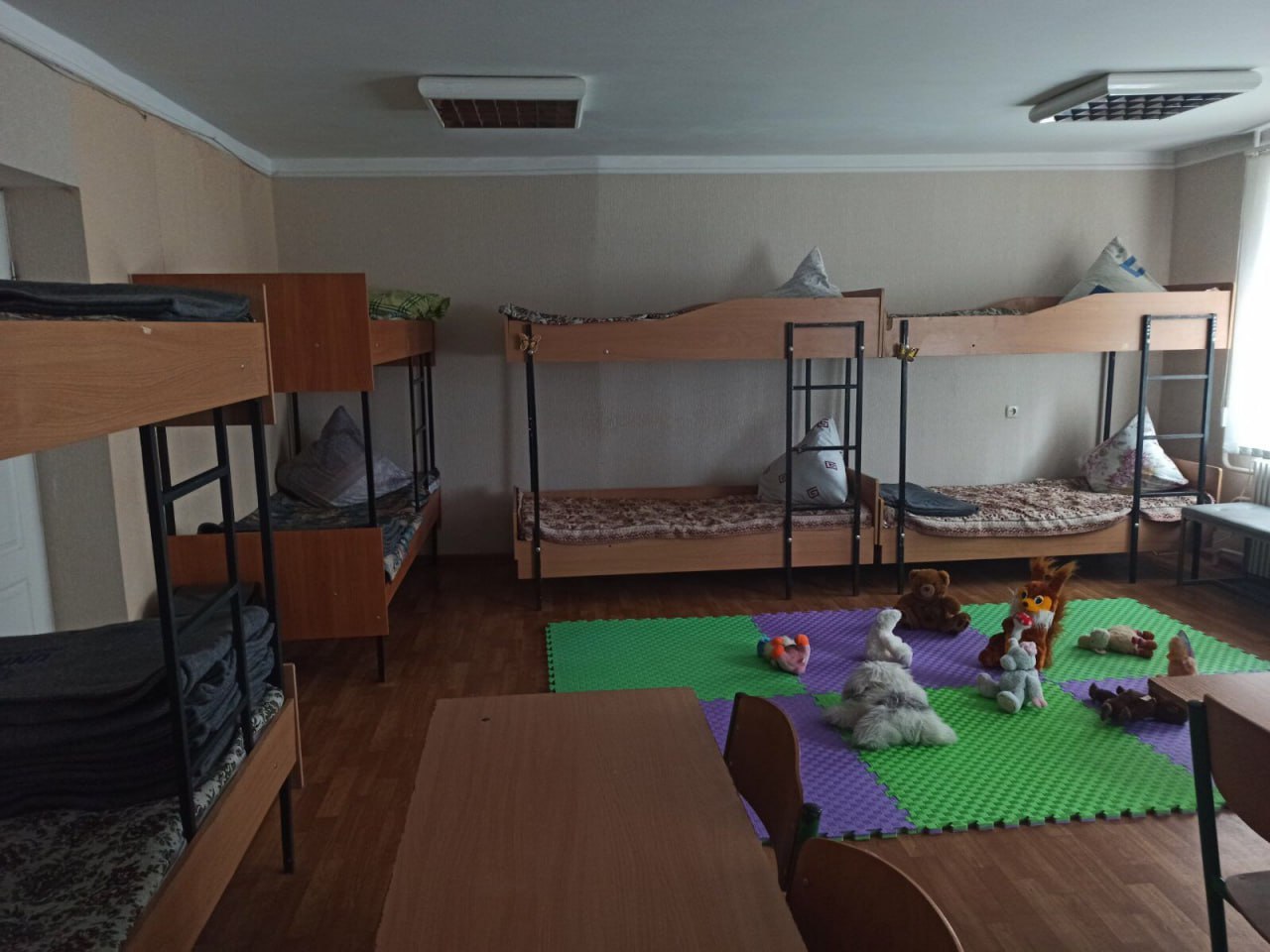 Ігрова кімната та “пункт незламності”: як живуть переселенці в Харкові (фото)