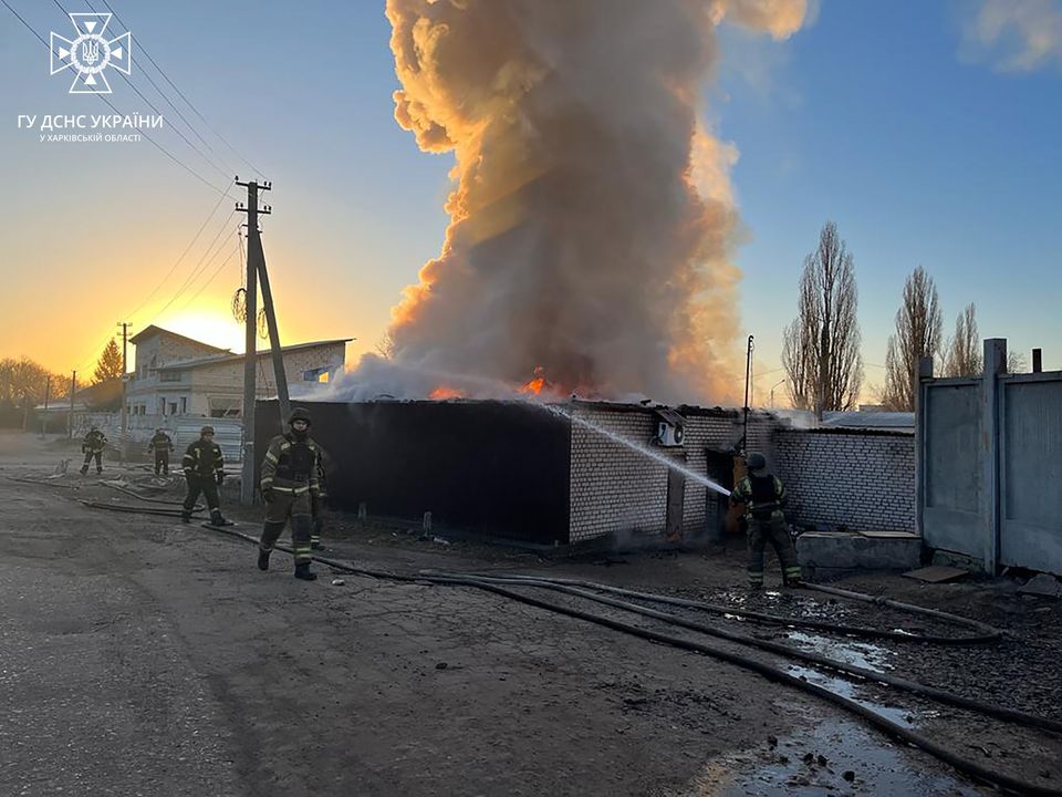 Спасатели тушат пожар на рынке в Купянске 2