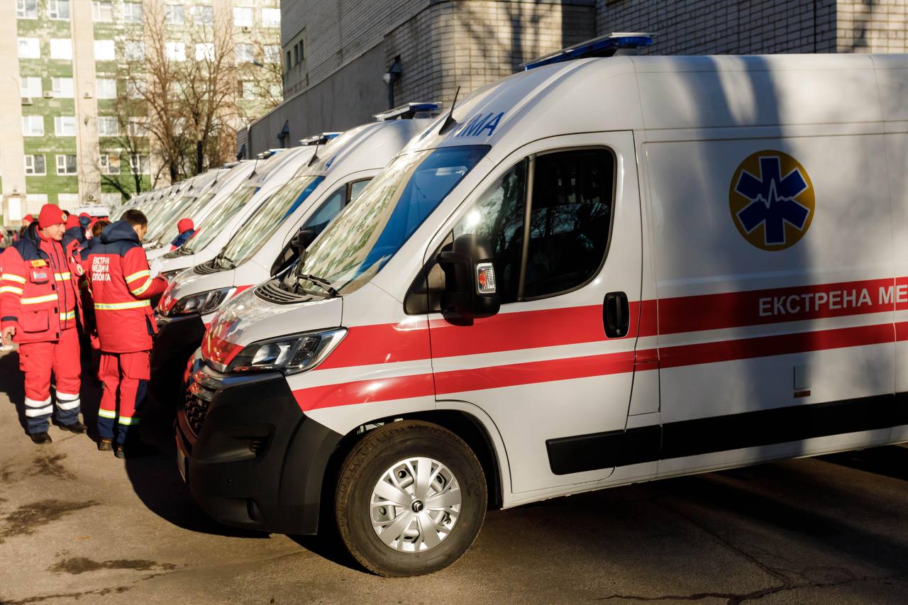 20 машин швидкої допомоги та “шпиталь на колесах” отримала Харківщина (фото)