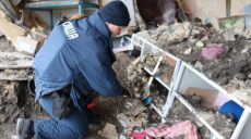 Розгрібав голими руками завали – на Харківщині поліцейський врятував дівчинку