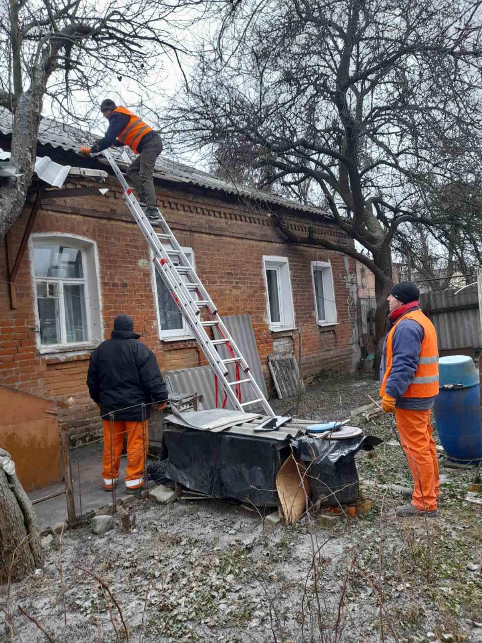 В Харькове ремонтируют крыши пострадавших от обстрелов домов (Фото)