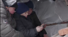 На Харьковщине трое мальчишек построили школу-шалаш, где теперь учатся