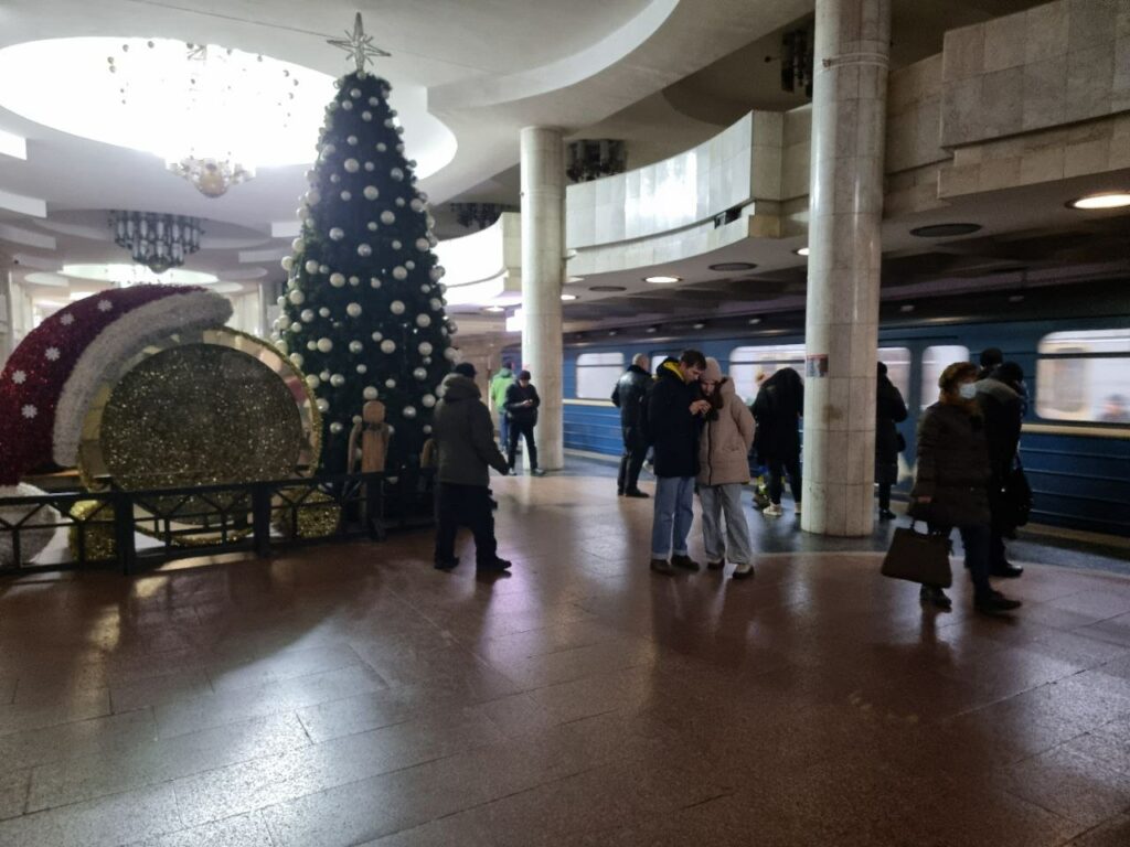 У метро Харкова прибирають новорічну ялинку (Фото)