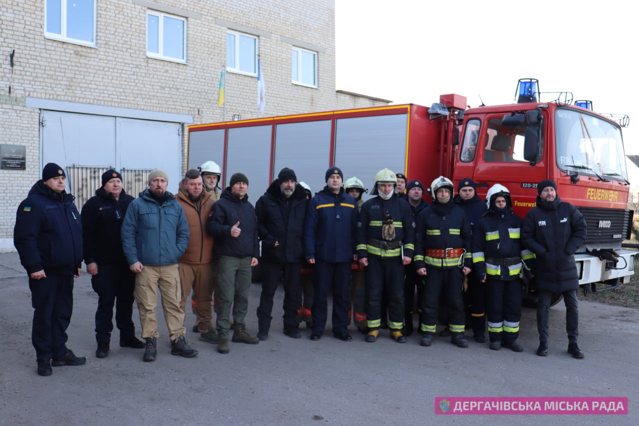 Жадан и Абрамичев привезли в Дергачи под Харьков пожарную машину из Германии