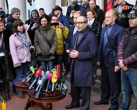 Кернес дает пресс-конференцию в аэропорту "Харьков" 23 февраля 2014