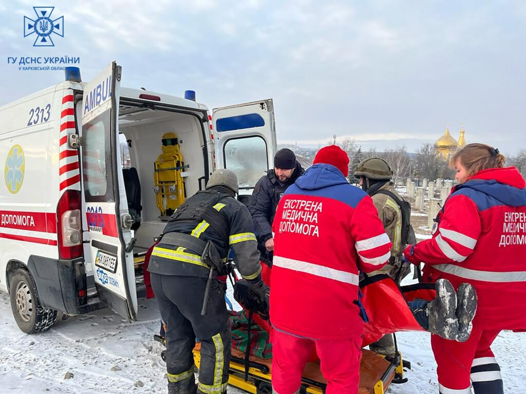 Спасатели помогли «скорой» на Харьковщине поднять раненого по снежному склону